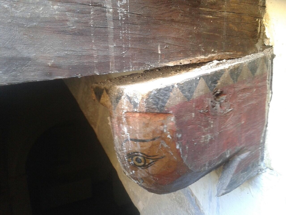 Descubren un artesonado románico en la iglesia de Ayora (Valencia)