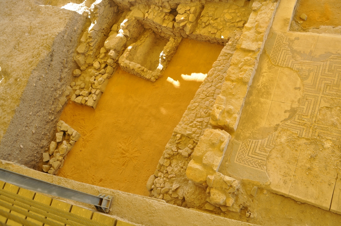Écija adjudica la protección del yacimiento de Plaza de Armas y el basamento del mosaico de Zeus