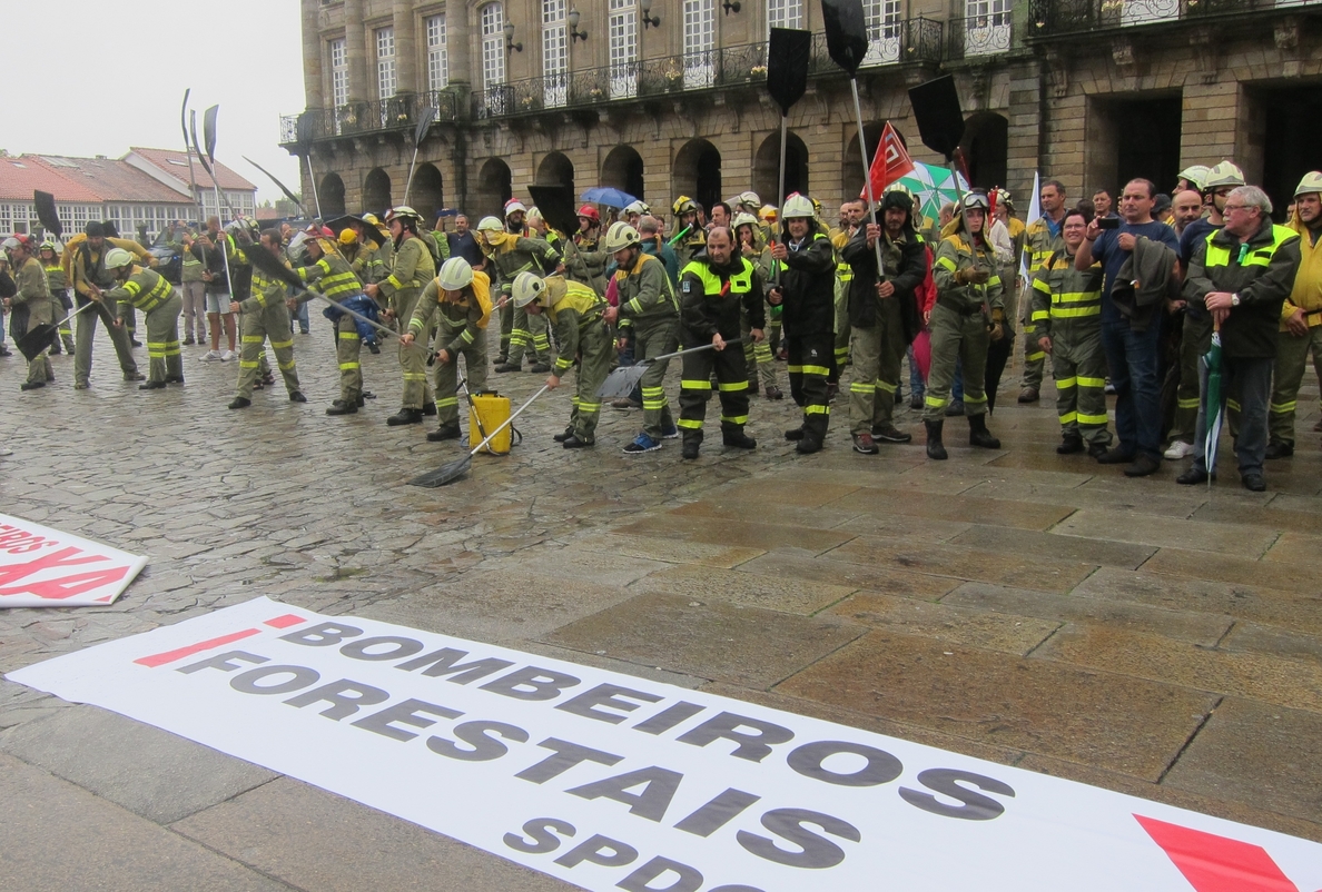 Brigadistas gallegos piden a golpe de pala por Santiago un servicio de prevención «público» contra incendios