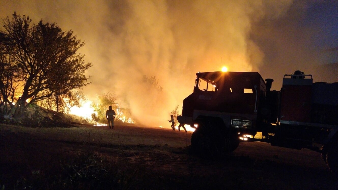 La UME interviene en el incendio de Valderredible, en Cantabria, que ha arrasado ya unas 300 hectáreas