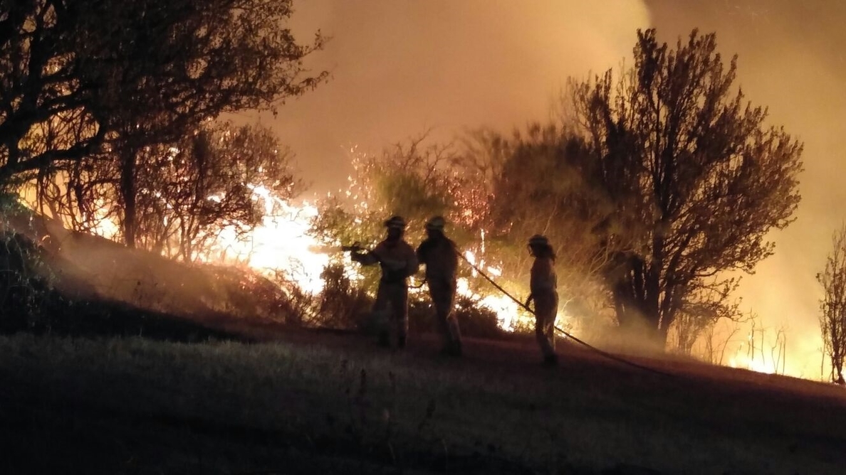 Continúan las labores de refresco en el incendio de Valderredible (Cantabria)
