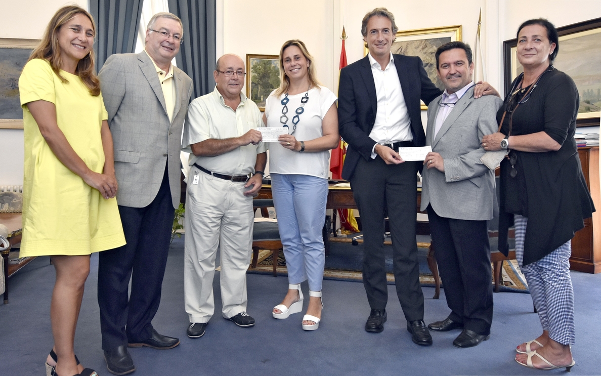 La Fundación José Luis Díaz y Nueva Vida reciben los 5.000 euros recaudados en la Gala del Folclore