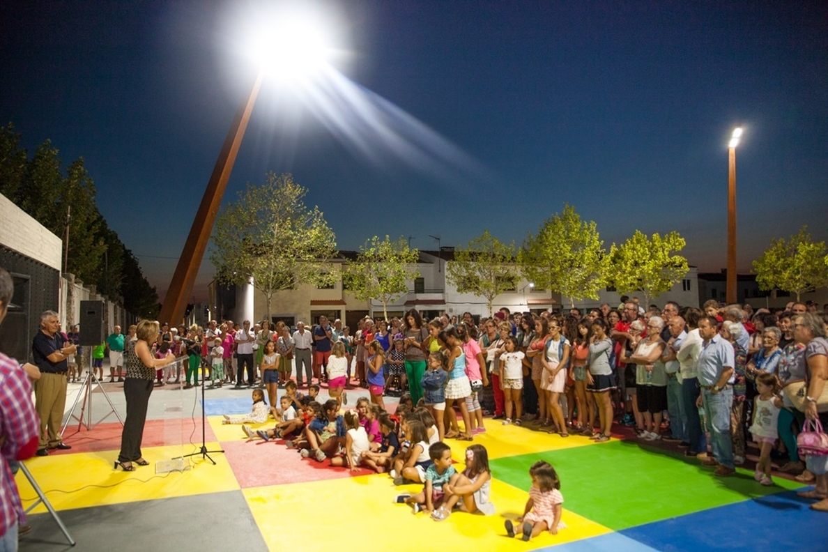 Casar de Cáceres estrena la plaza de Las Palmeras con un diseño colorido basado en la historia de España