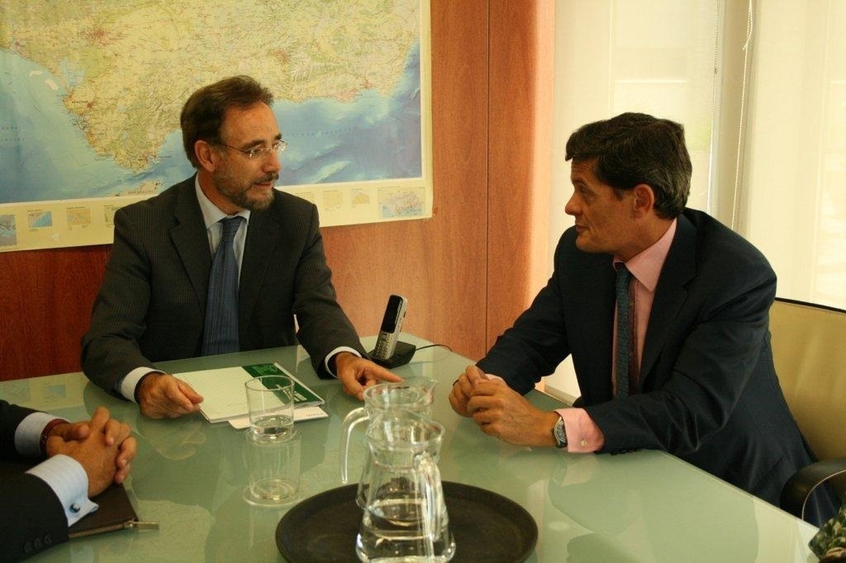 Junta y Sareb promoverán un convenio para el uso temporal y en alquiler de las viviendas de la sociedad en Andalucía