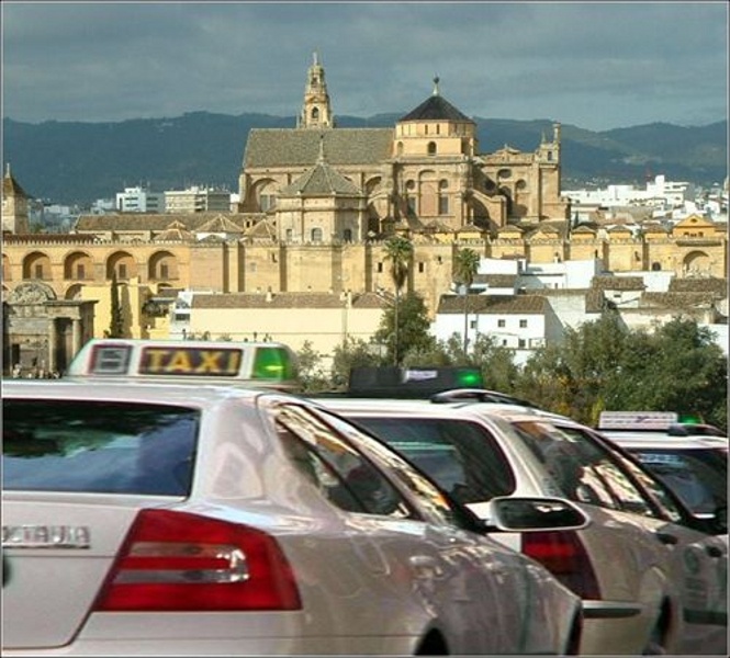 Nieto (PP) afirma que el secretario del Pleno municipal avala la legalidad de la ordenanza del taxi