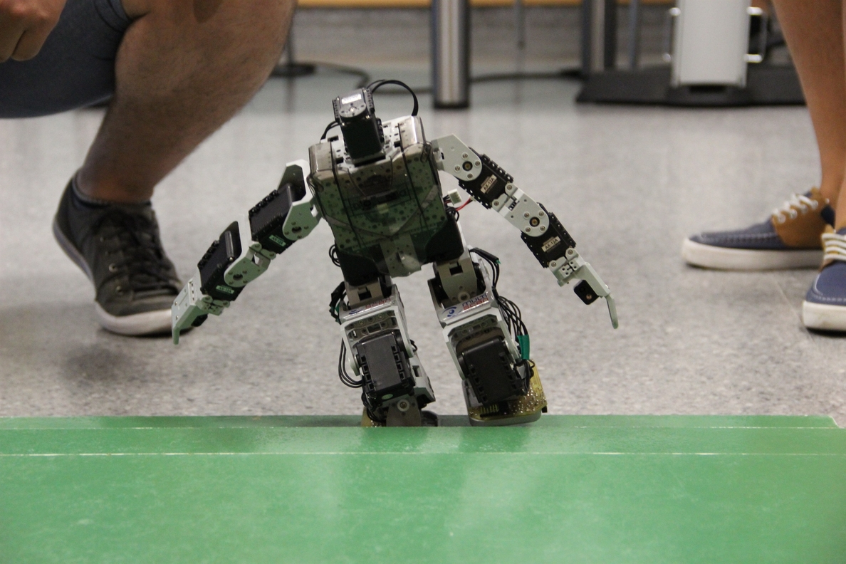 El equipo Gromep de la Politècnica de València gana por cuarta vez el concurso nacional de robots humanoides