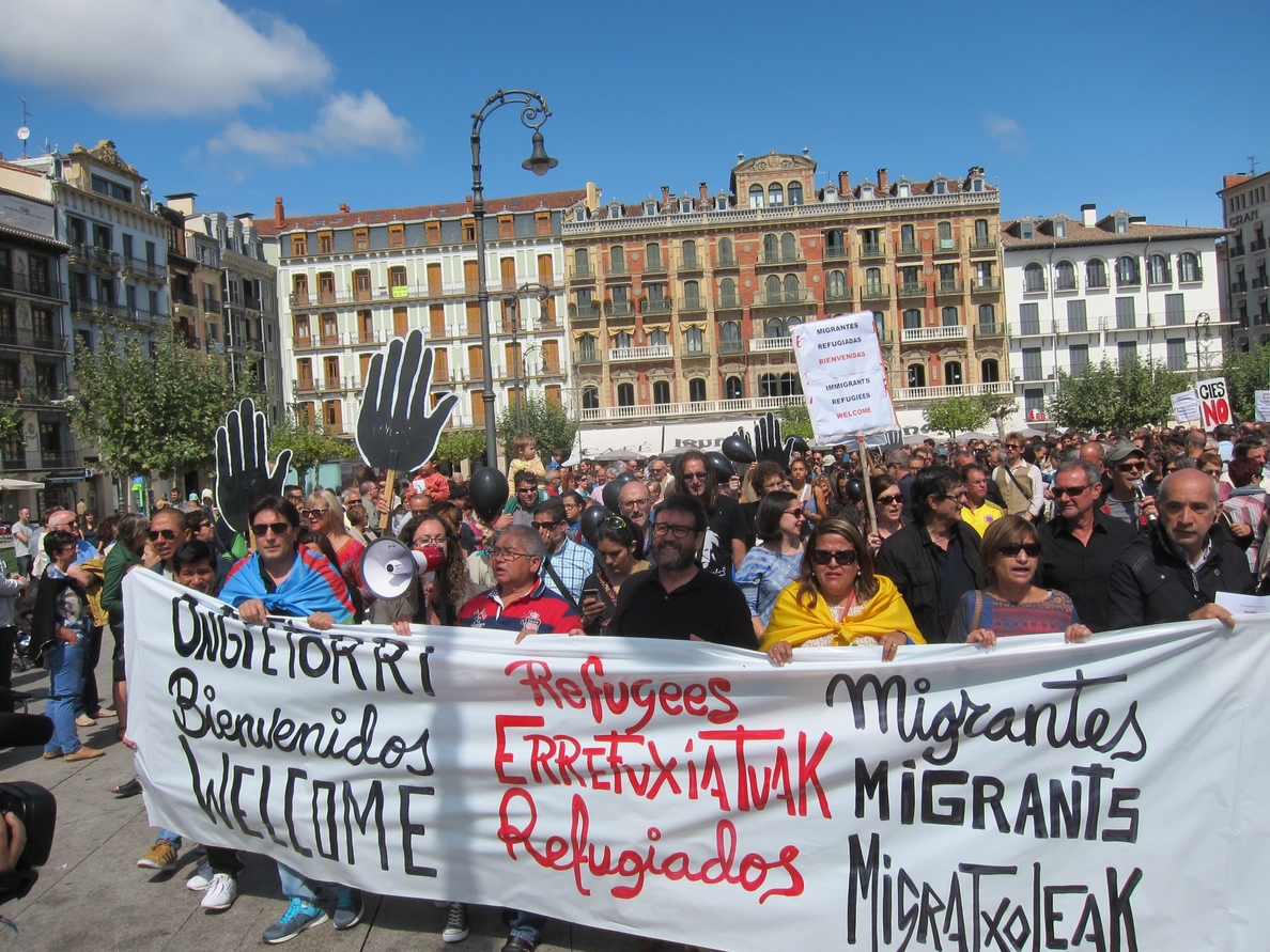 Cientos de personas se manifiestan en Pamplona en protesta por la crisis de refugiados en Europa