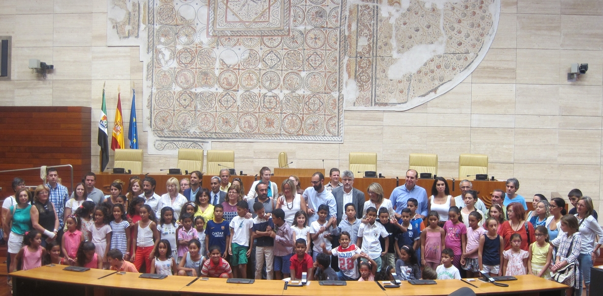 Los niños saharauis del programa »Vacaciones en paz» visitan la Asamblea de Extremadura antes de volver a su país
