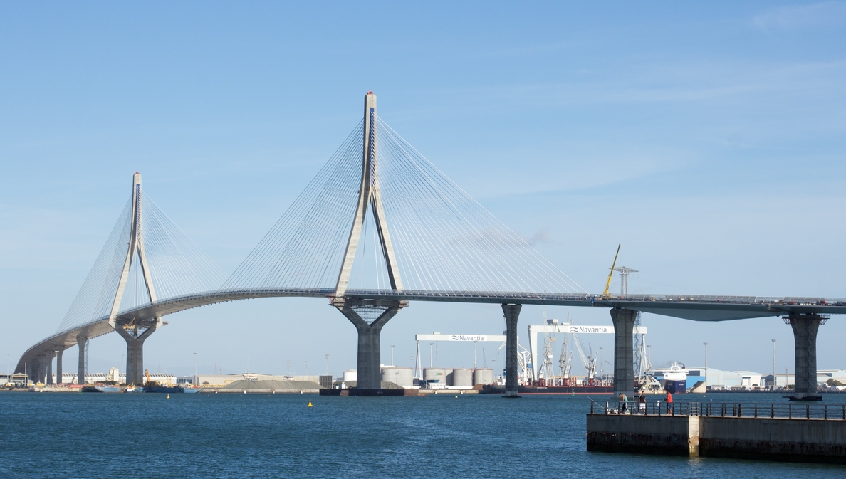 El tráfico por el puente Carranza disminuye en un 33% en las salidas y un 44% en las entradas a Cádiz