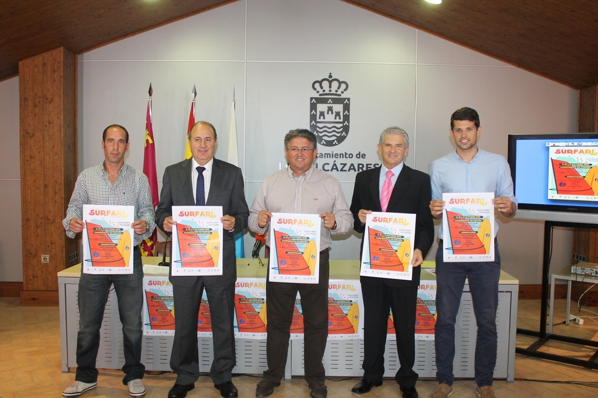 Los Alcázares se convierte este fin de semana en referencia nacional para los aficionados al »windsurf» y al »paddlesurf