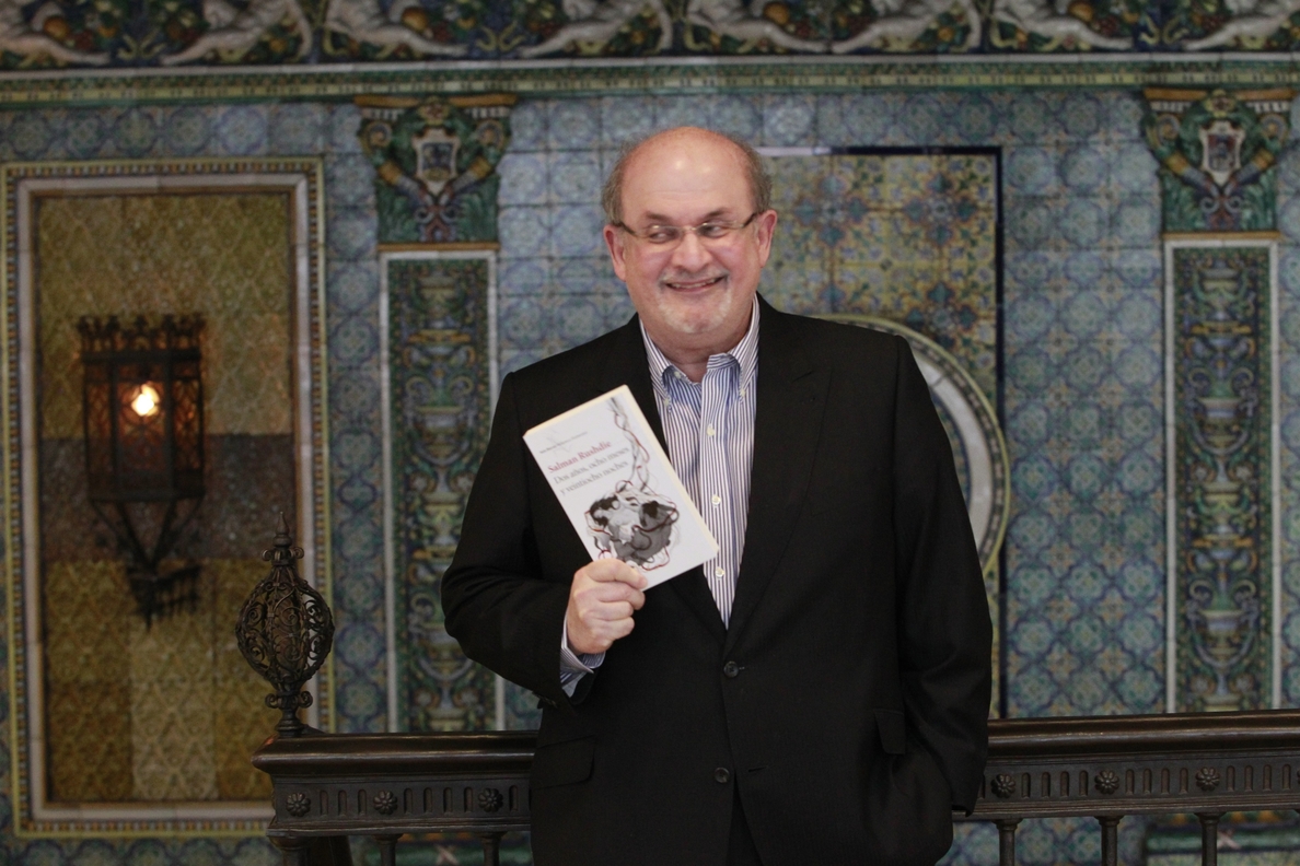 Salman Rushdie: «Una característica de todos los fanáticos es su no gusto por la lectura o el arte»