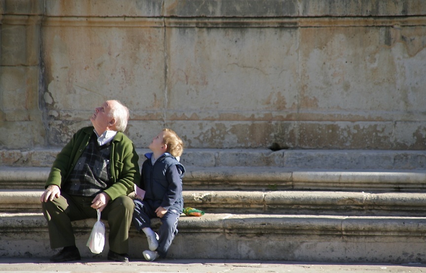 Los españoles creen que la mayor contribución de los abuelos a la sociedad es la ayuda económica a sus familias