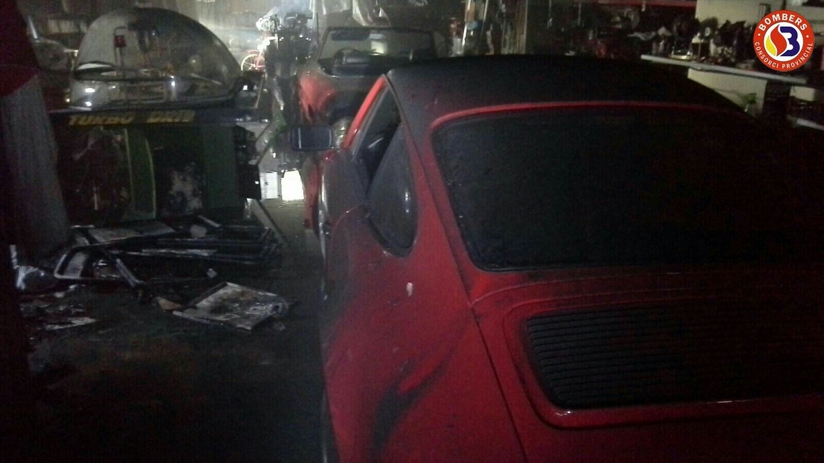 Un incendio en un garaje en Riba-Roja provoca daños en diez vehículos y una casa por el humo
