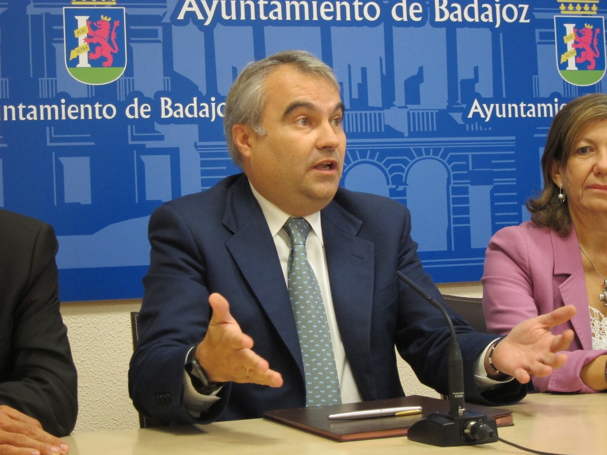 Fragoso replica a la oposición que Badajoz está «muy por encima de la geometría variable» de votaciones de los grupos