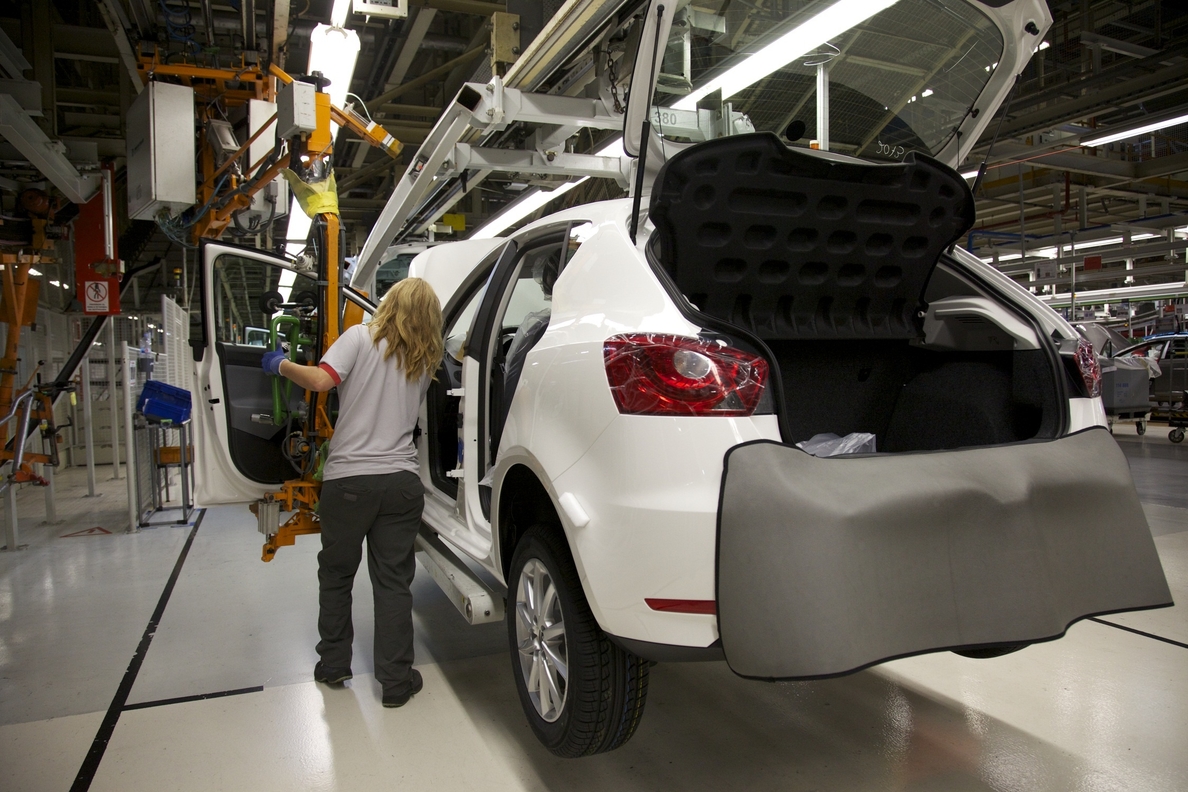 (Ampl.) La dirección de Volkswagen garantiza a Soria que mantendrá las inversiones en España