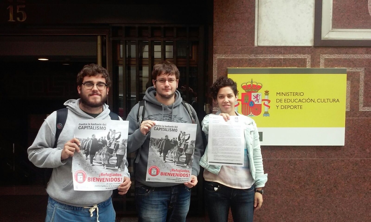 Estudiantes entregan a Méndez de Vigo una carta en la que le piden una partida «urgente» para la acogida de refugiados