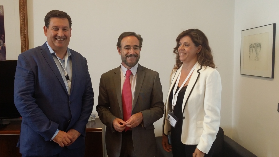 Felipe López y representantes de Cepes-A abordan el futuro de la economía social en proyectos de Fomento y Vivienda