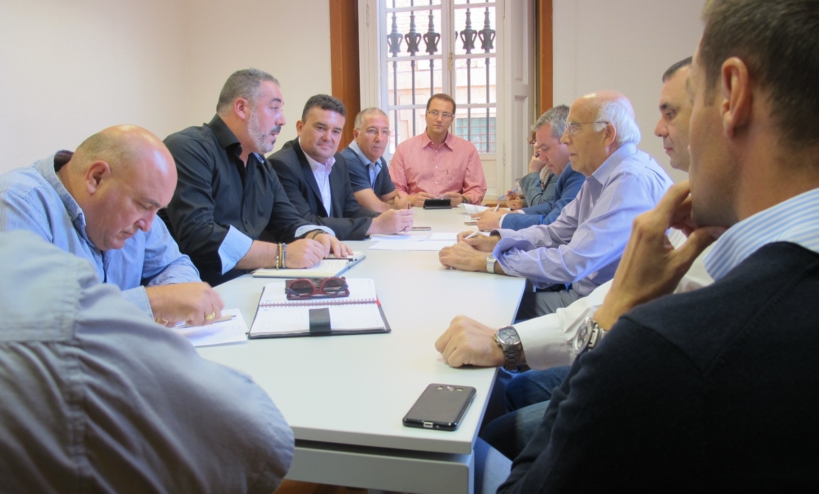 El PSOE velará por la mejora de la calidad del servicio de limpieza de junto a los trabajadores de Cespa