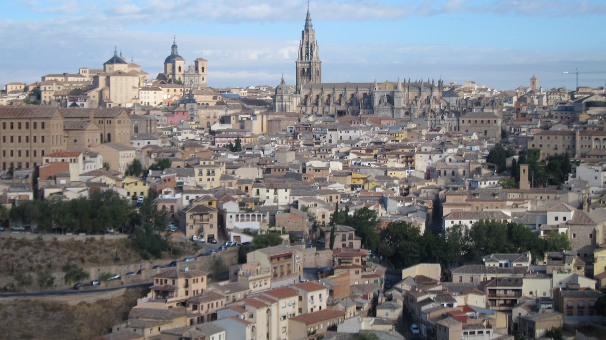 La alcaldesa destaca que Toledo ha alcanzado un 98,7% de ocupación en el Puente del Pilar