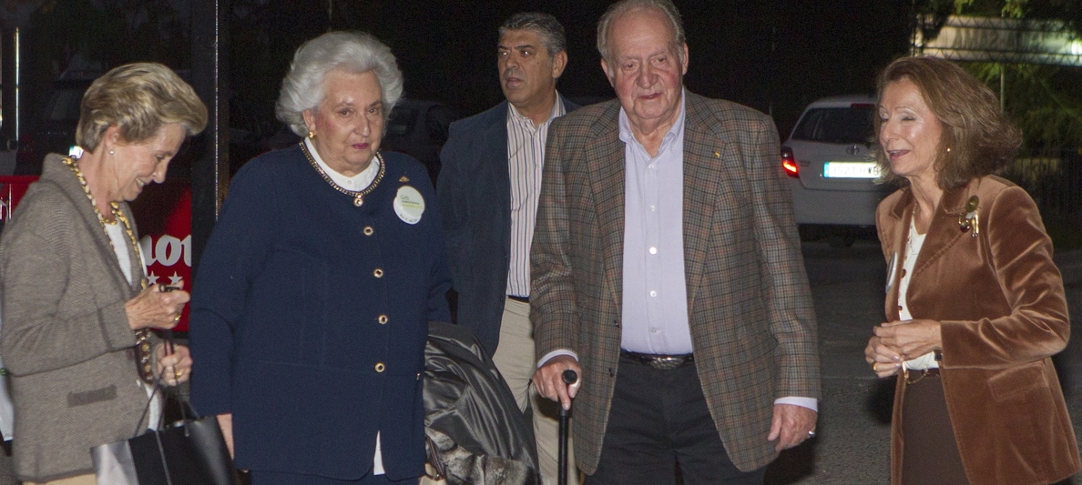 El rey Juan Carlos recorre el mercadillo solidario en compañía de su hermana, la Infanta Pilar