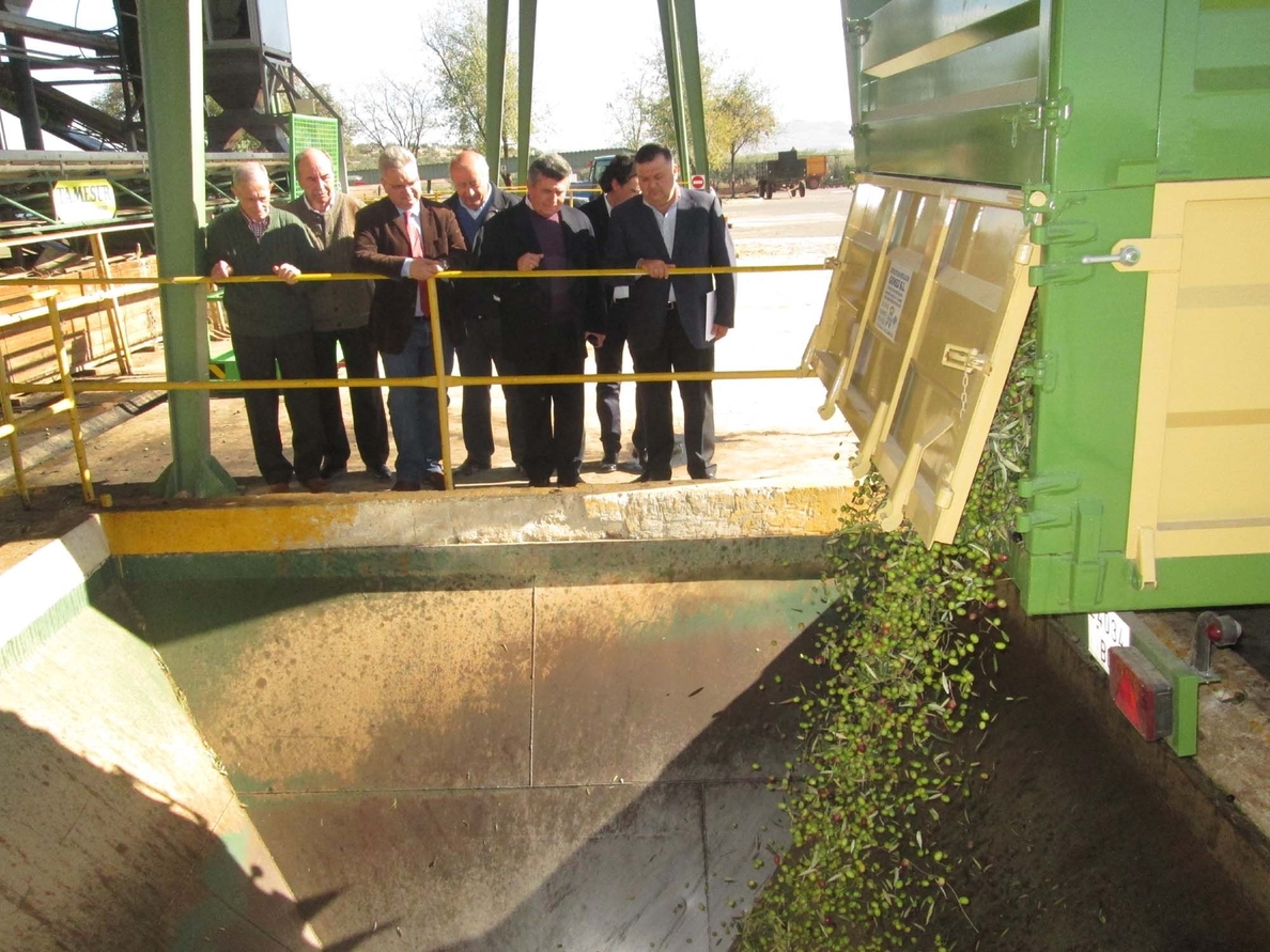 El delegado de Agricultura visita las mejoras realizadas en Cooperativas de Castro del Río y Puente Genil