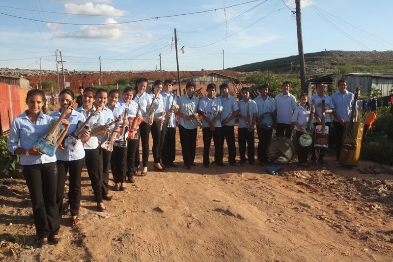 La orquesta de instrumentos reciclados que surgió del vertedero de Cateura (Paraguay), de gira en España en Navidad