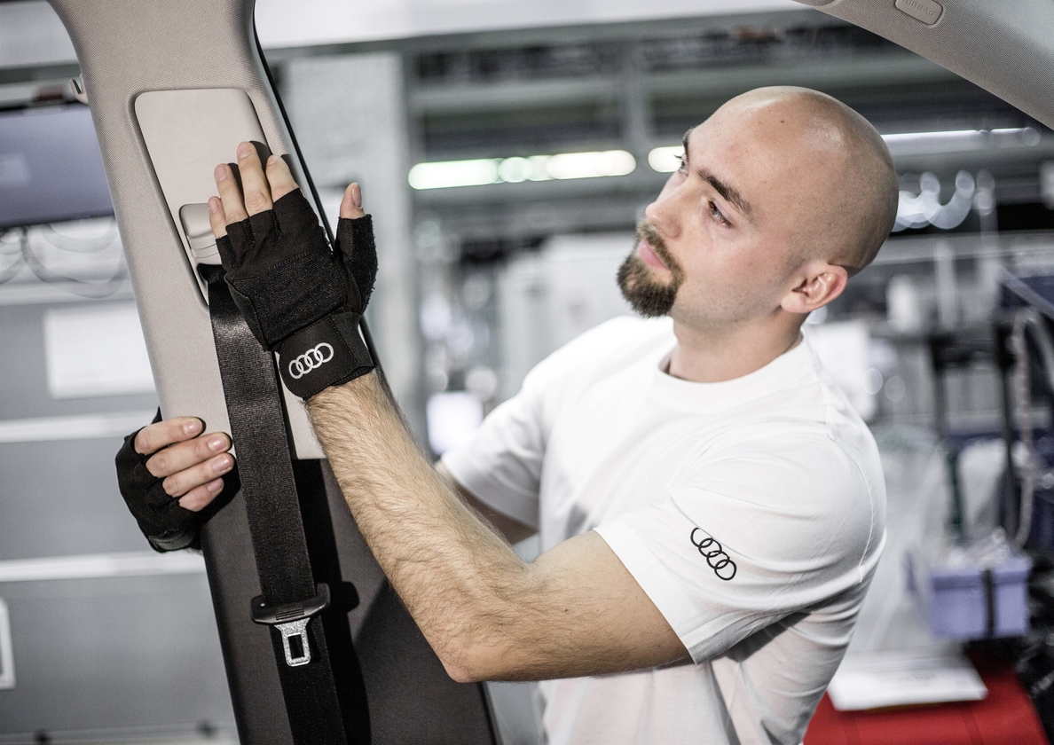 Audi prueba guantes ortopédicos para mejorar la ergonomía