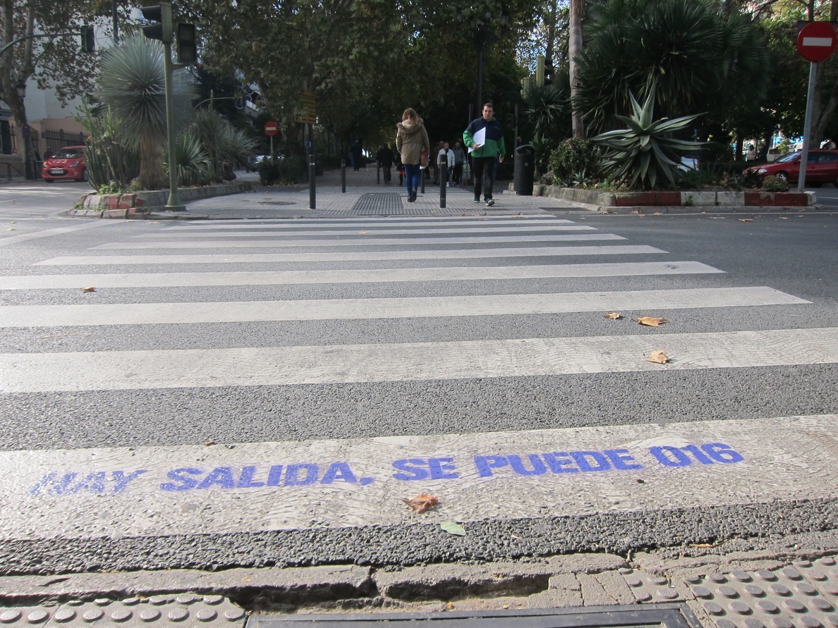 Cáceres muestra su rechazo a la violencia de género con un acto institucional y mensajes en los pasos de peatones
