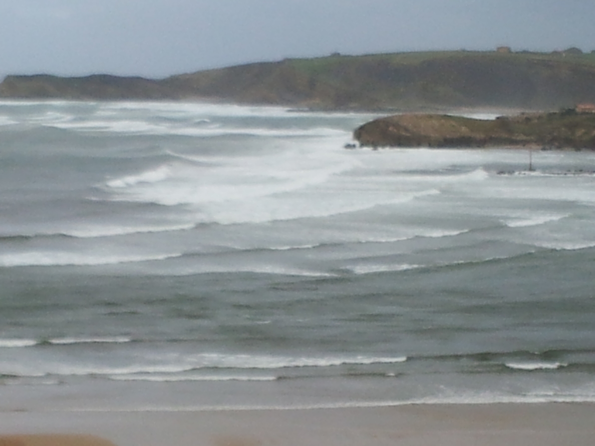 Las olas superan los seis metros de altura en Santander y el viento alcanza los 83 km/h