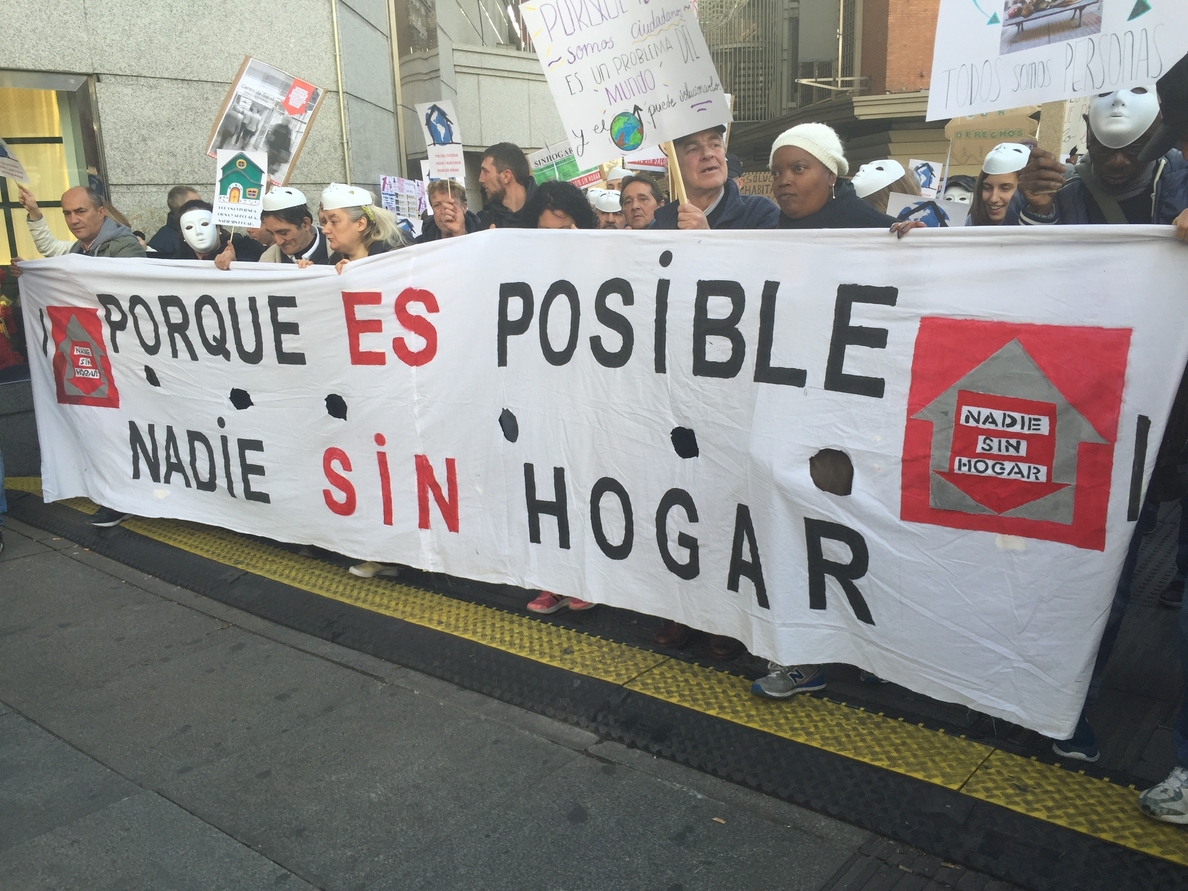 Personas sin hogar reclaman en 50 ciudades de España dignidad y derechos, como a tener tarjeta sanitaria