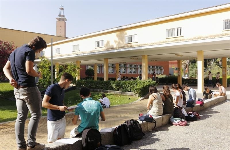 La temporalidad persigue 10 años después a los que salen de la universidad en plena crisis, según Funcas