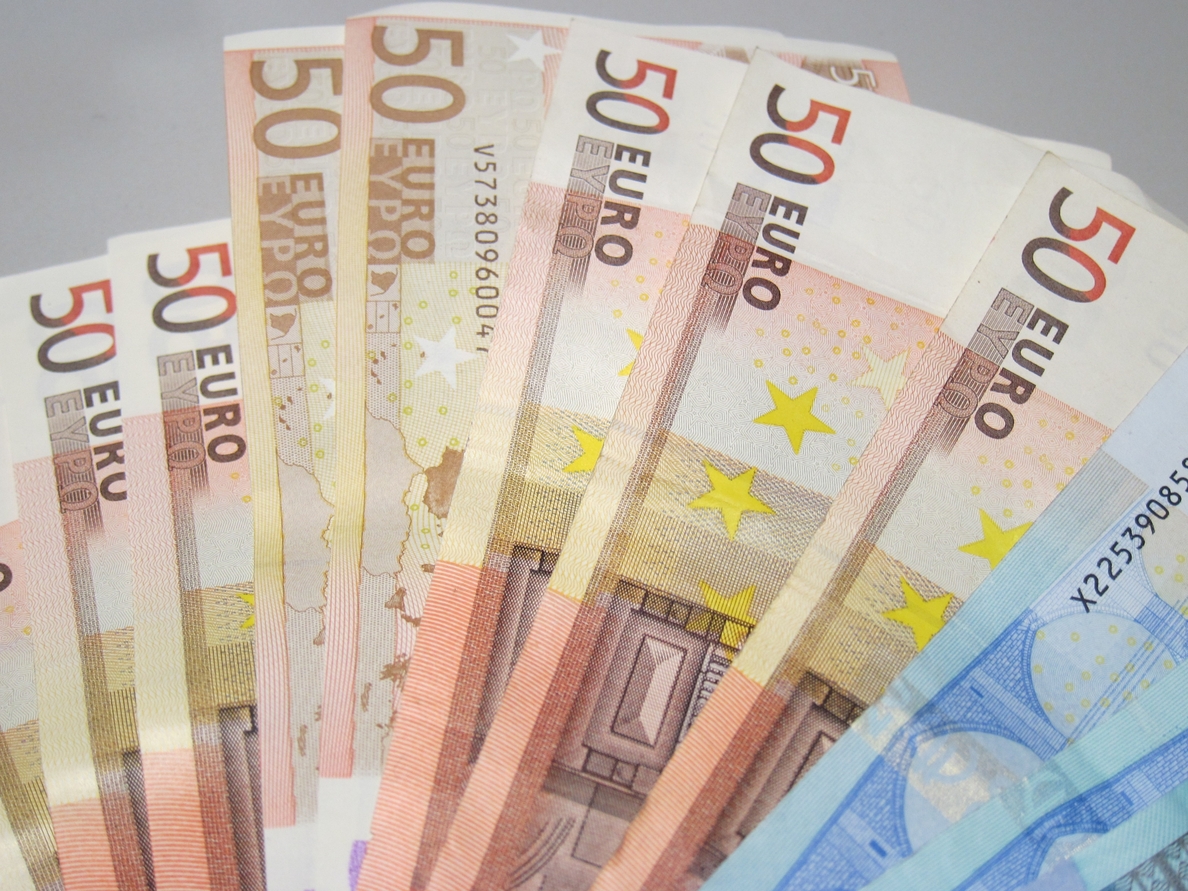 El número de billetes de 100 euros en circulación vuelve a situarse en mínimos históricos en octubre