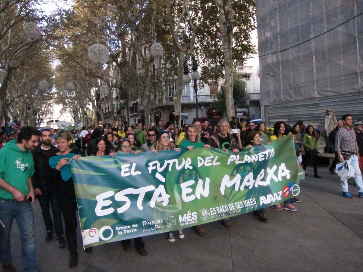 Cientos de personas participan en la Marcha por el clima en Palma para reclamar el uso de energías limpias