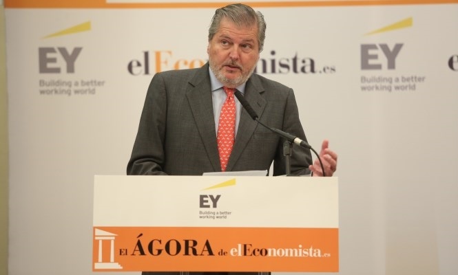 Méndez de Vigo afirma que «hay que plantearse» el precio de los estudios universitarios