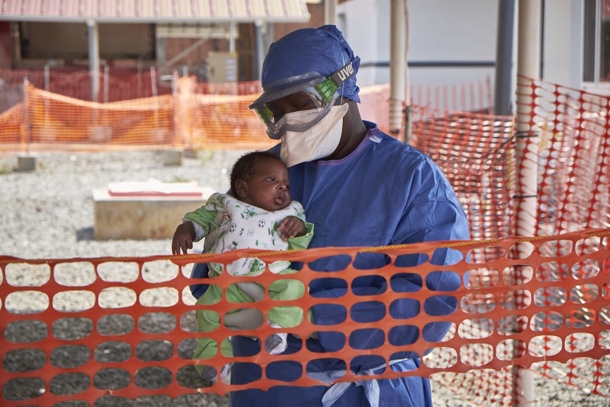 Nubia, el último paciente de ébola en Guinea, recibe el alta