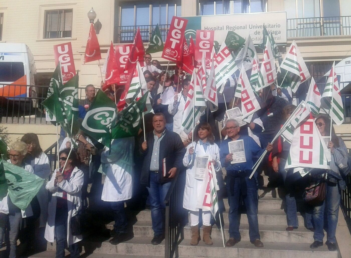 Centenares de personas protestan en los hospitales andaluces para que se reconozca la prescripción enfermera