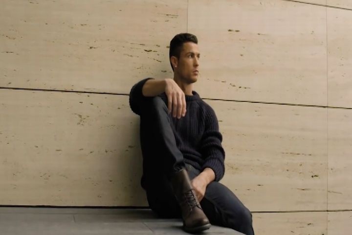 Cristiano Ronaldo posa con su nueva colección de zapatos