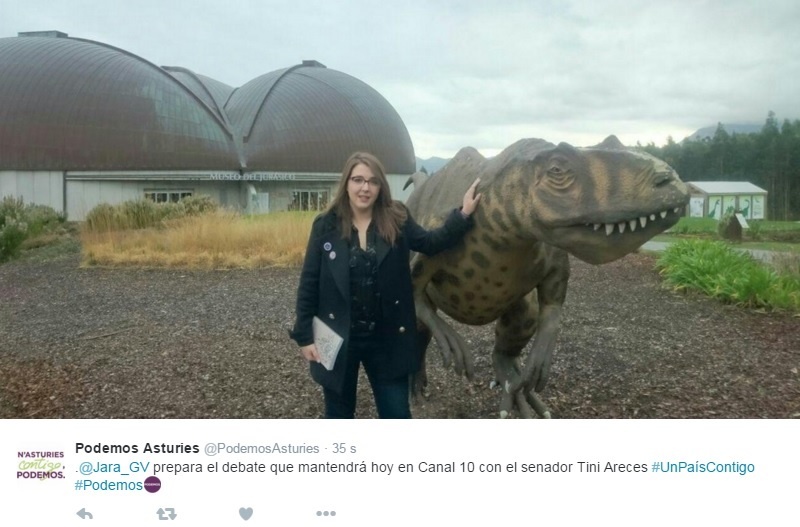 Podemos tuitea una foto con una réplica de dinosaurio para anunciar un debate con Areces (PSOE)