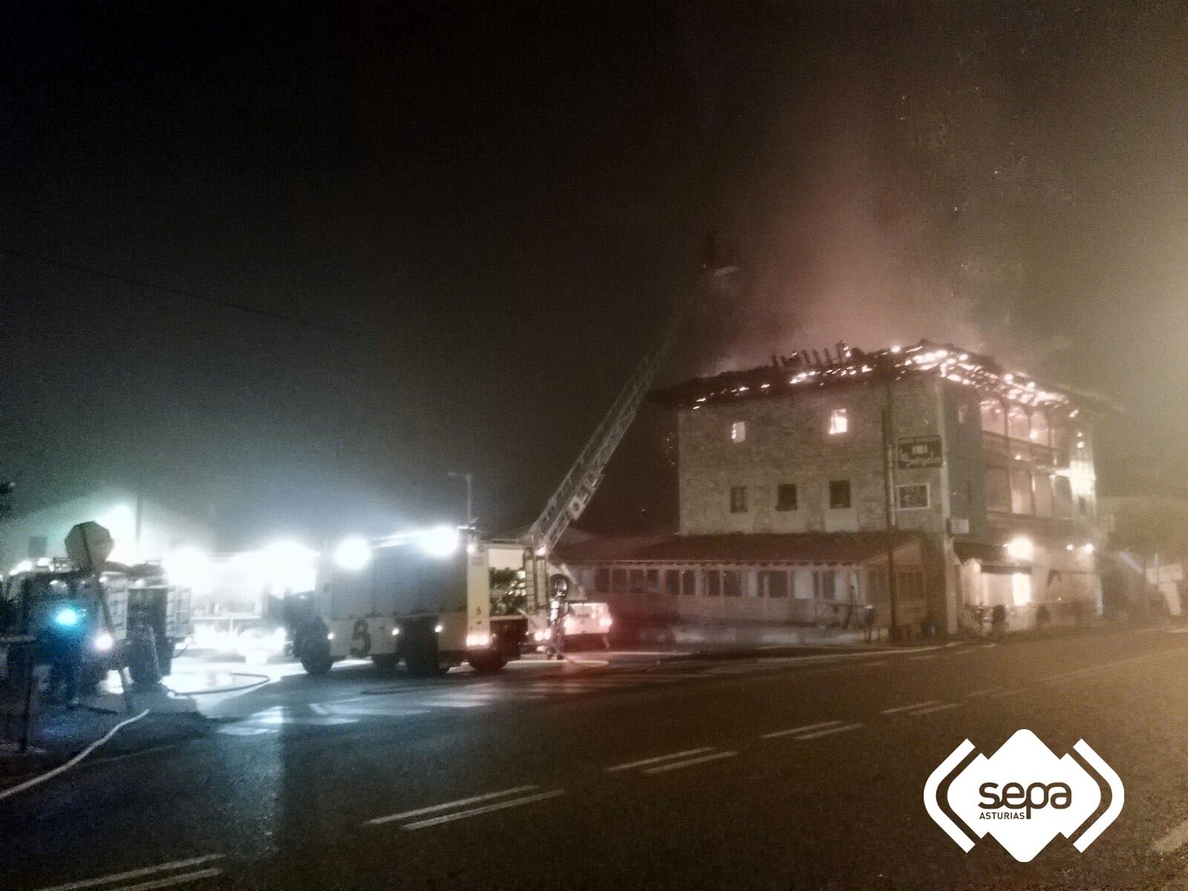 Un incendio originado en un restaurante calcina un edificio en Sevares