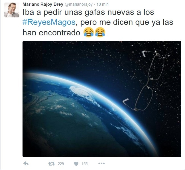 Rajoy »cuelga» una fotografía en Twitter con sus gafas flotando por el espacio tras el puñetazo en Pontevedra