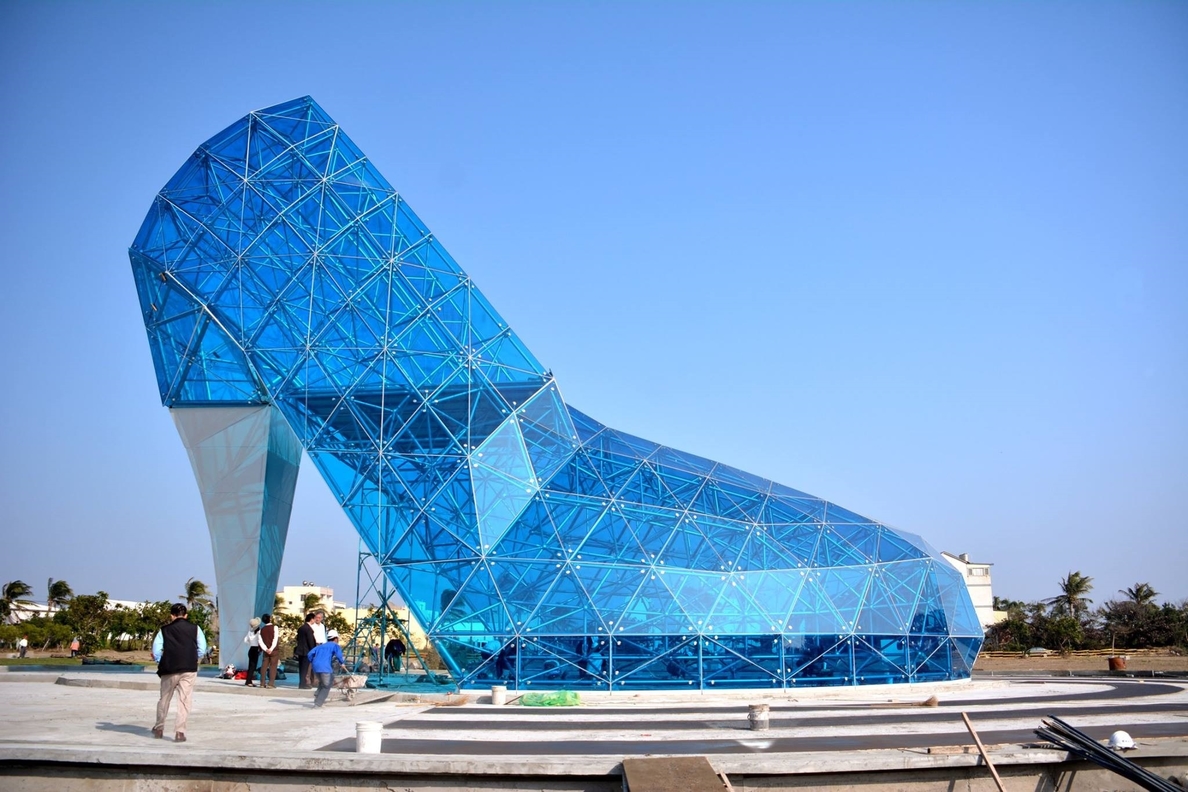 Construyen en Taiwán una iglesia de vidrio con forma de zapato de tacón