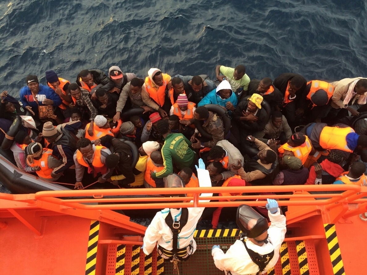 Salvamento Marítimo continúa la búsqueda de la patera con 36 personas a bordo