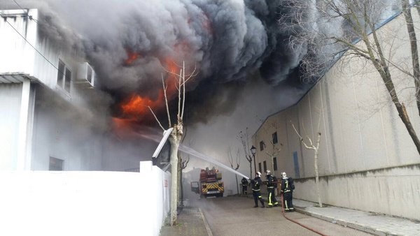 Arde una fábrica de cortezas en Villamantilla (Madrid)