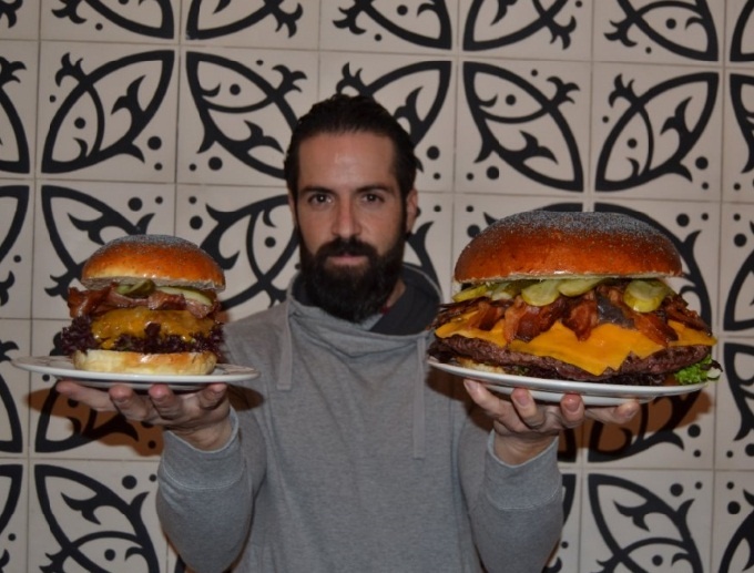 Un restaurante organiza el reto de comer 2,5 kilos de hamburguesa en una hora entre diez rivales