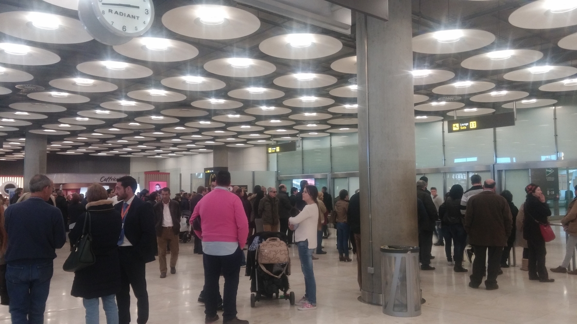 Normalidad en el aeropuerto Madrid-Barajas pese a la alerta declarada por una amenaza en un avión