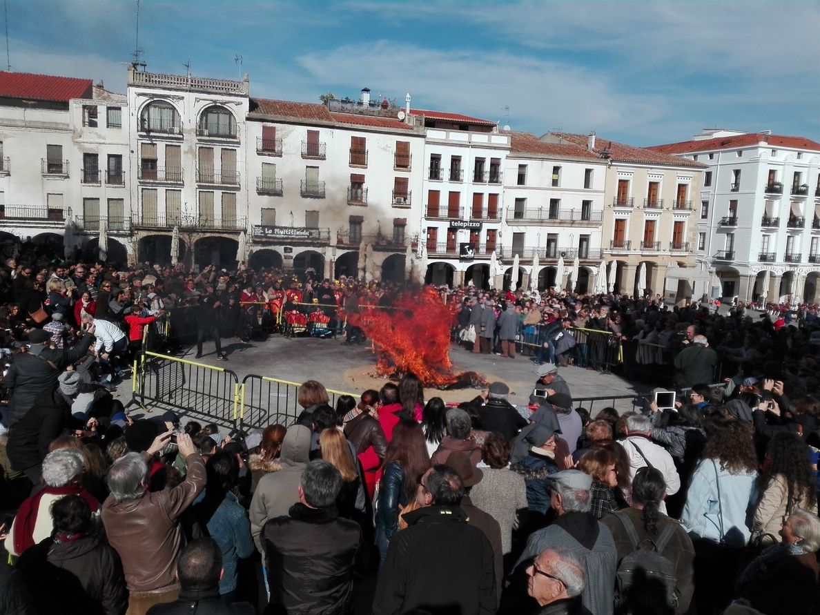 La Plaza Mayor de Cáceres congrega a cientos de cacereños en la quema del »Pelele» y el reparto de coquillos