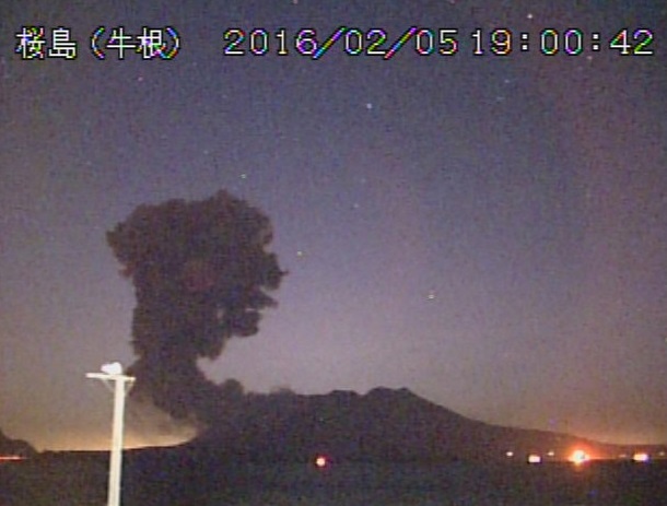 El volcán japonés Sakurajima entra en erupción a 50 kilómetros de una planta nuclear del sur del país