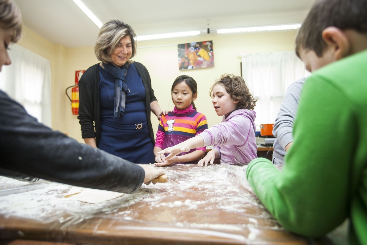 El Ayuntamiento organiza cuatro talleres de alimentación y cocina saludable con la participación de 100 niños