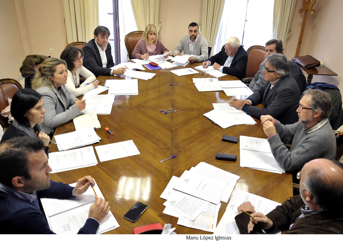 La alcaldesa de Jerez formaliza su renuncia a dietas y remuneraciones como consejera de Mercajerez