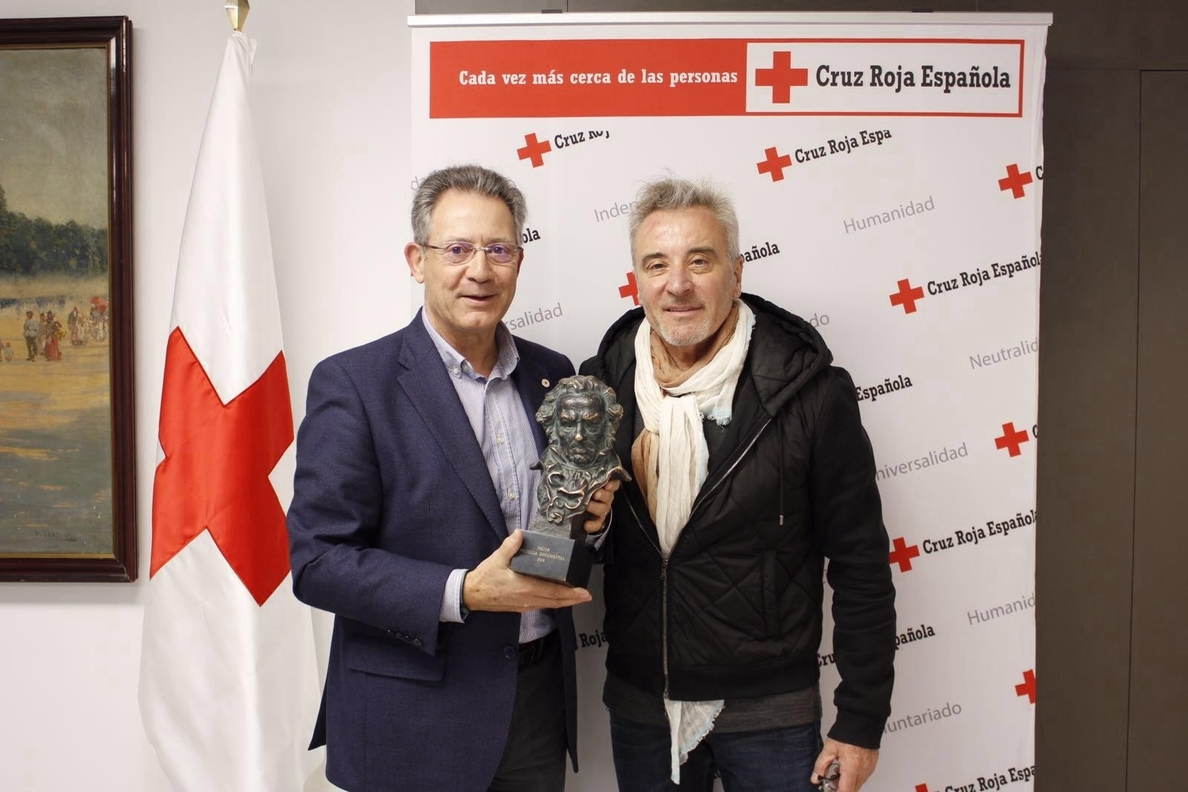 El premio conseguido por el documental »Sueños de Sal» visita la sede nacional de Cruz Roja Española